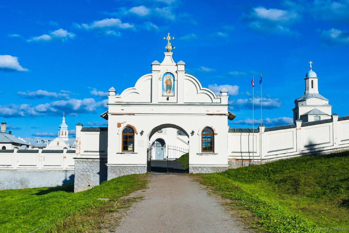 Монастырский комплекс насчитывает едва ли 30 лет с 1991 года постройки, однако производит впечатление многовекового сооружения: этому способствует и традиционная архитектурная стилистика, и некоторая потрёпанность штукатурки.