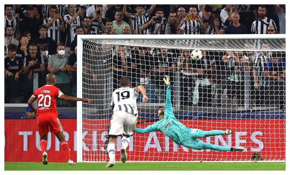    Мариу забивает свой первый гол с пенальти в ворота «Ювентуса». Фото: Reuters