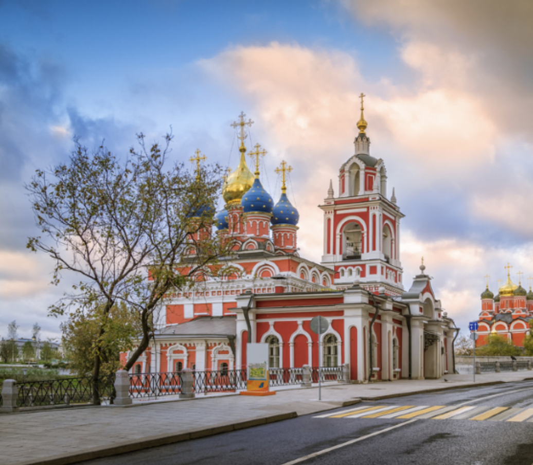 Прогулка по достопримечательностям города. Храм Варварка Зарядье Церковь. Храмы Зарядья храм Варвары великомученицы. Улица Варварка храмы. Церковь Варвары великомученицы на Варварке, Москва