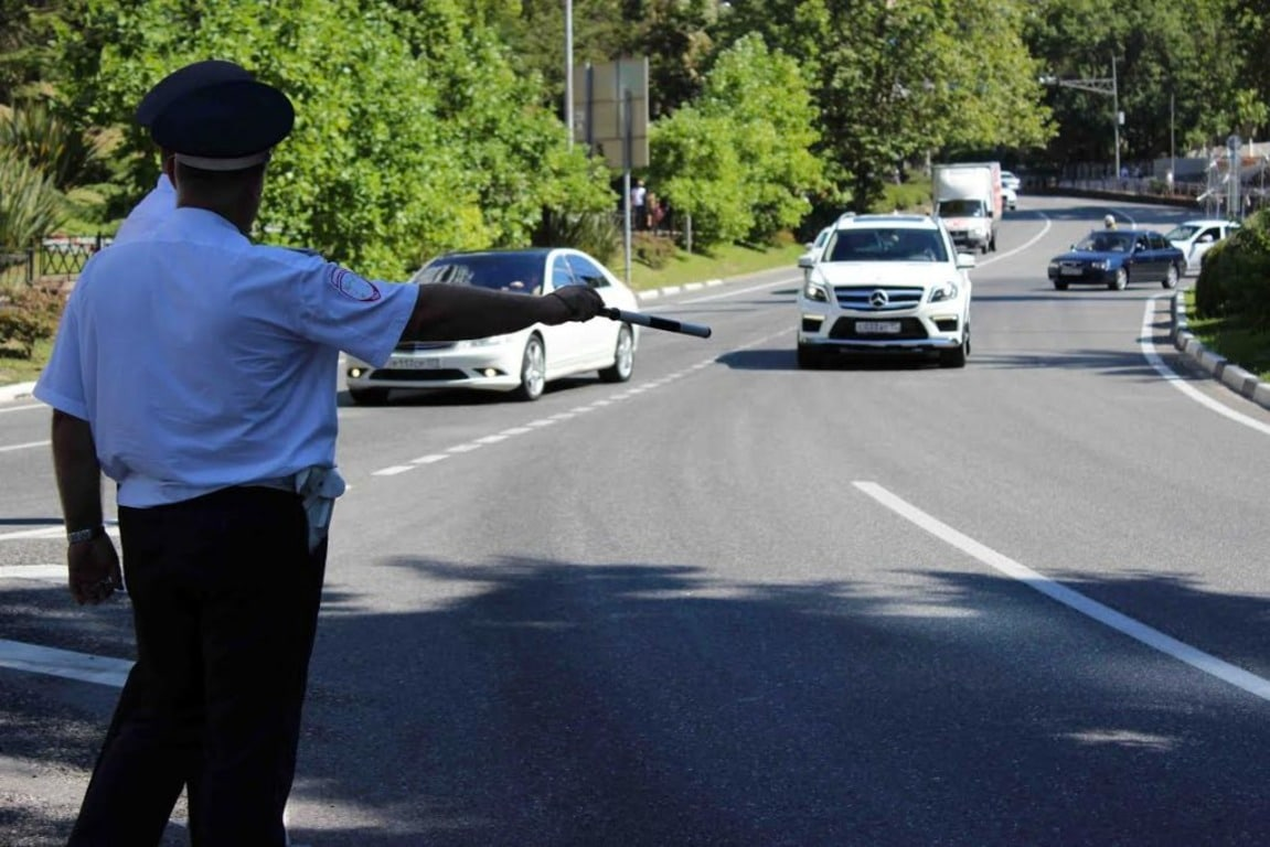 Подстава с препятствием на дороге — что ответить инспектору ГИБДД?