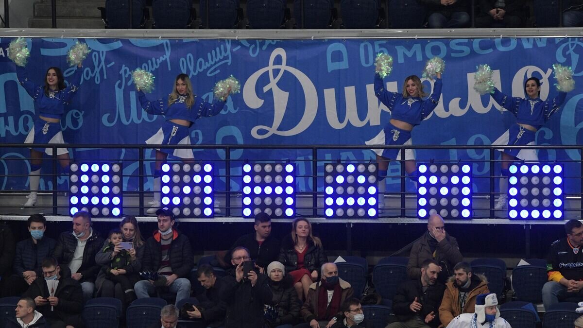    Болельщики "Динамо" и девушки из группы поддержки© РИА Новости / Владимир Федоренко