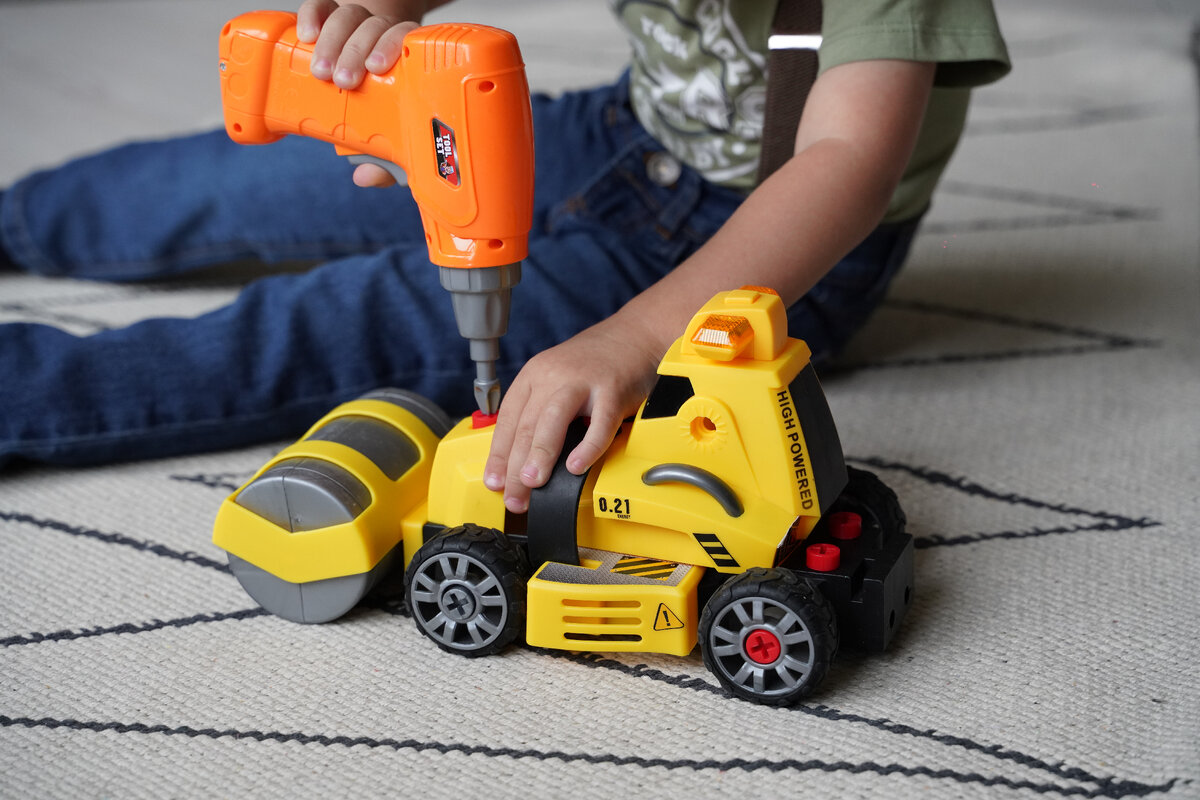 Развитие ребенка в игре. Конструктор строительные машинки с отверткой и шуруповертом LampStory (68 деталей) строительная техника, мальчикам, игровой набор, машинки, подарок, игрушка