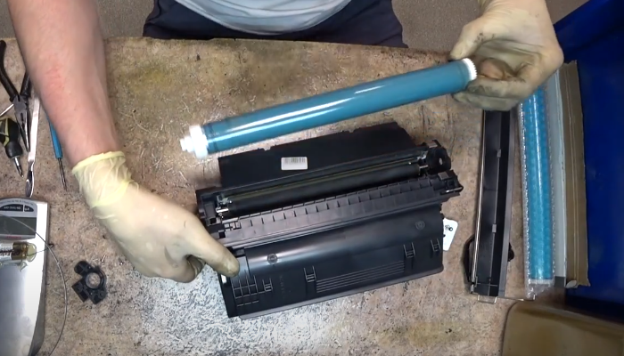 Фото 32. Смазываем внутреннюю часть фиксатора фотобарабана смазкой для пластиковых шестеренок