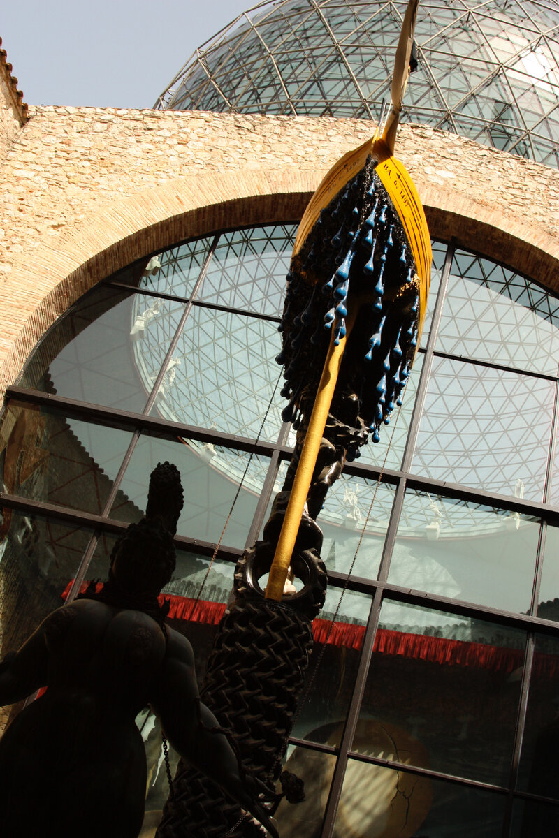 В театре-музее Дали в Фигерасе