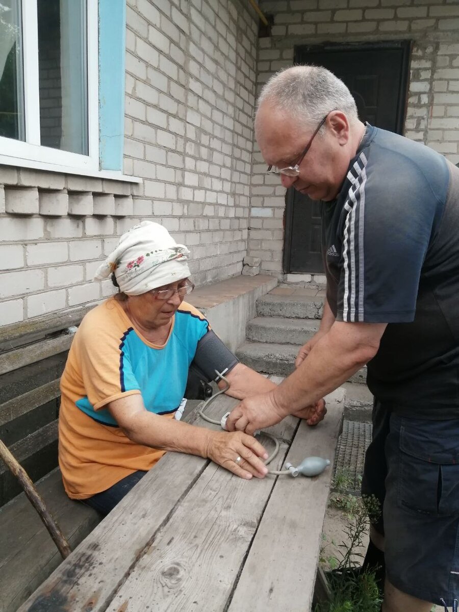 Где-то между Лисичанском и Рубежным, в одном из сел, в котором нет ни света, ни батареек для тонометра, Юрий Александрович измеряет жительнице давление. 