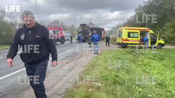 Последствия ДТП с участием автобуса и самосвала. Видео © LIFE
