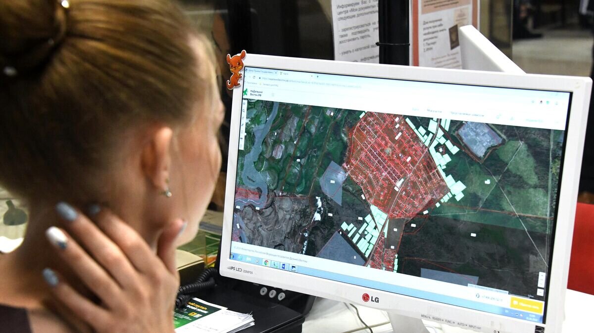    Девушка выбирает участок земли© РИА Новости / Евгений Епанчинцев