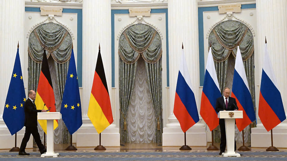 Фото: пресс-служба президента РФ📷Президент России Владимир Путин (справа) и федеральный канцлер Германии Олаф Шольц (слева) во время пресс-конференции по итогам встречи в Кремле