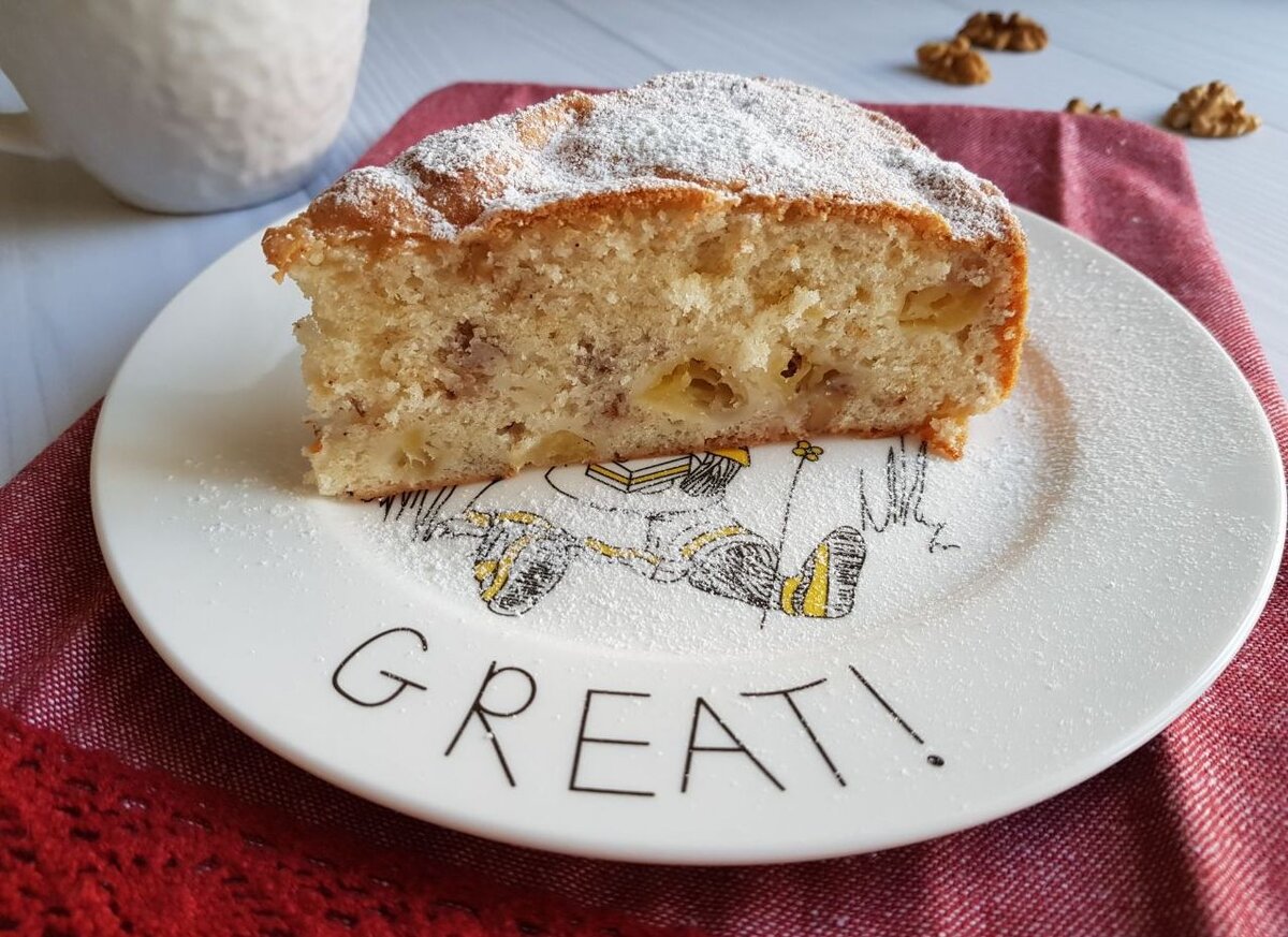 Шарлотка с яблоками и корицей в карамельном сиропе