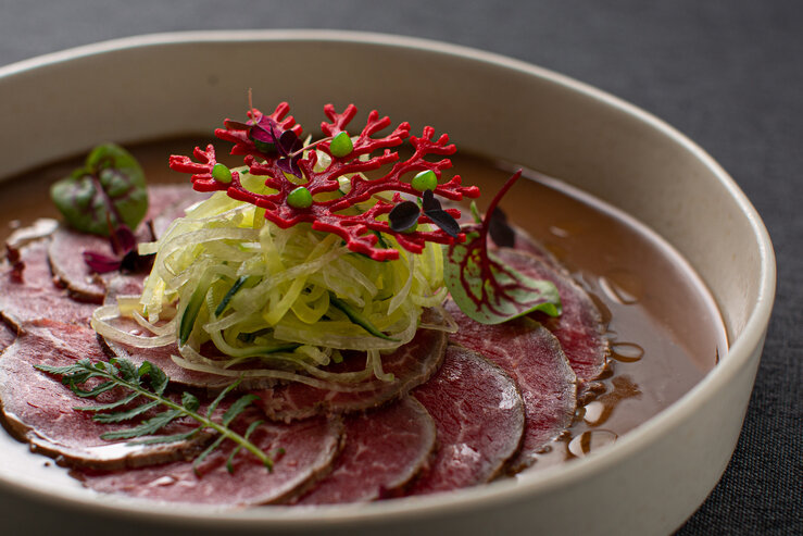 Слайсы мраморной говядины с соусом на основе сёю