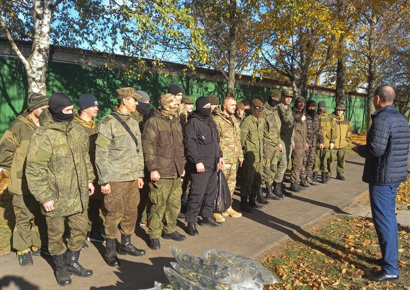    В Подмосковье мобилизованным выдали коллиматорные прицелы, бинты и жгуты