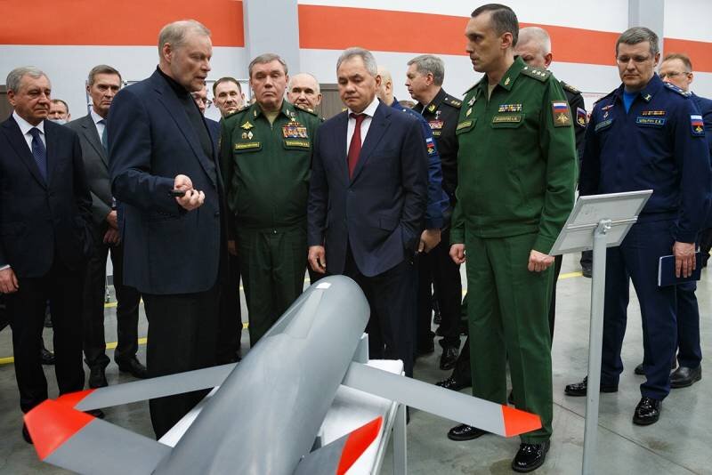 Руководство военного ведомства знакомится с новым БПЛА. Источник изображения: Фото Минобороны РФ