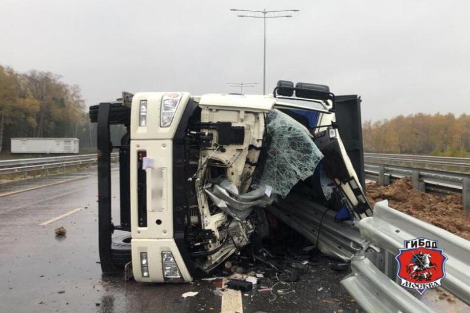     В результате столкновения двух грузовых автомобилей в ТиНАО погиб человек  Госавтоинспекция Москвы