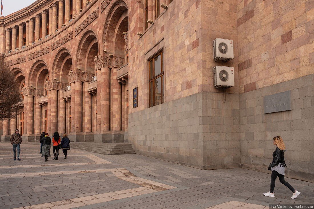 Ереван часы работы. Розовый туф Ереван. Ереван город красного туфа. Здания из туфа в Армении. Необычные Ереванские многоэтажки из туфа.