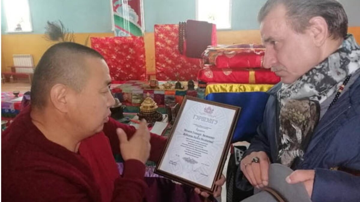     Иволгинский дацан проводит ритуал Бэрийн заhал», направленный на укрепление семейных отношений. После этого молодожены могут получить соответствующую бумагу.