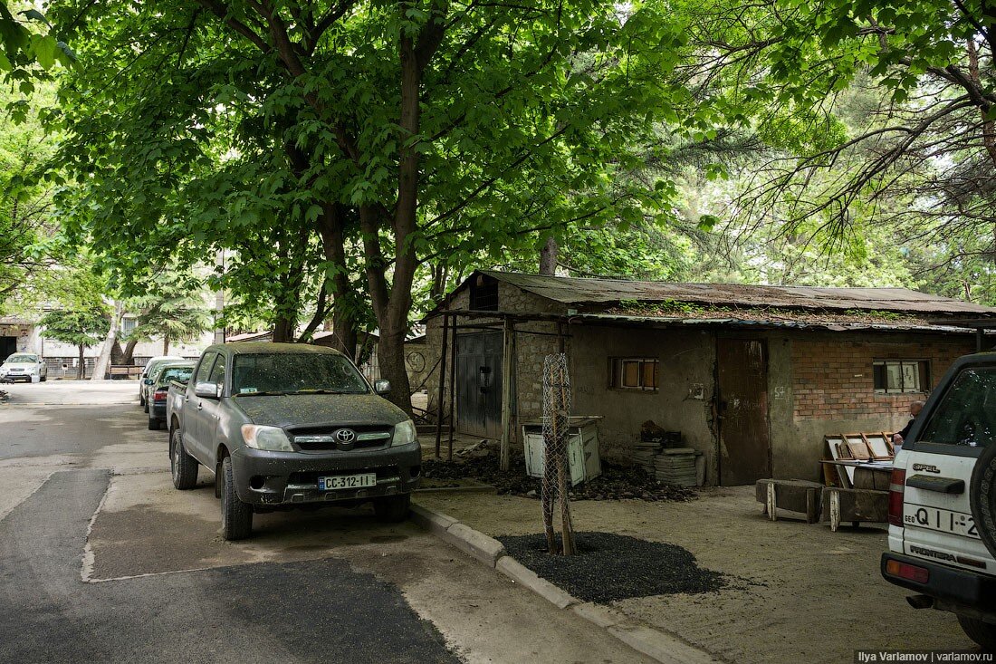 Несколько лет назад я побывал в Грузии. Начать я бы хотел с жилых районов Тбилиси. В далёком 2017 однокомнатная квартира в столице Грузии стоила $30 000.-40
