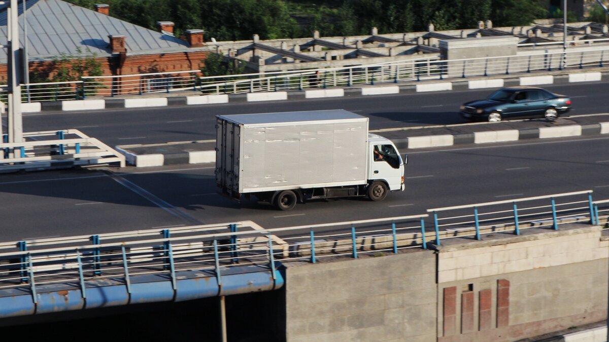     В Ростовской области на посту ДПС в Аксае остановили грузовой автомобиль, в котором, по данным СМИ, была взрывчатые вещества.