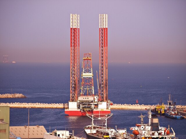    Добыча нефти в ОАЭ (cc) Basil D Soufi