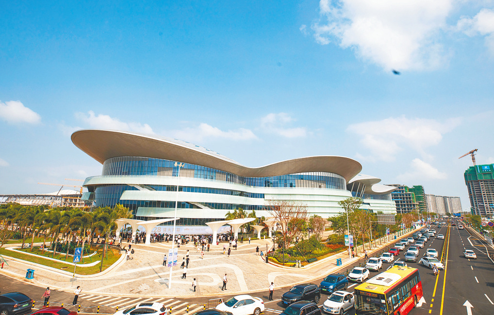    Крупнейший в мире магазин беспошлинной торговли открывает свои двери для приема покупателей  Ли Тяньпин/Хайнань Жибао