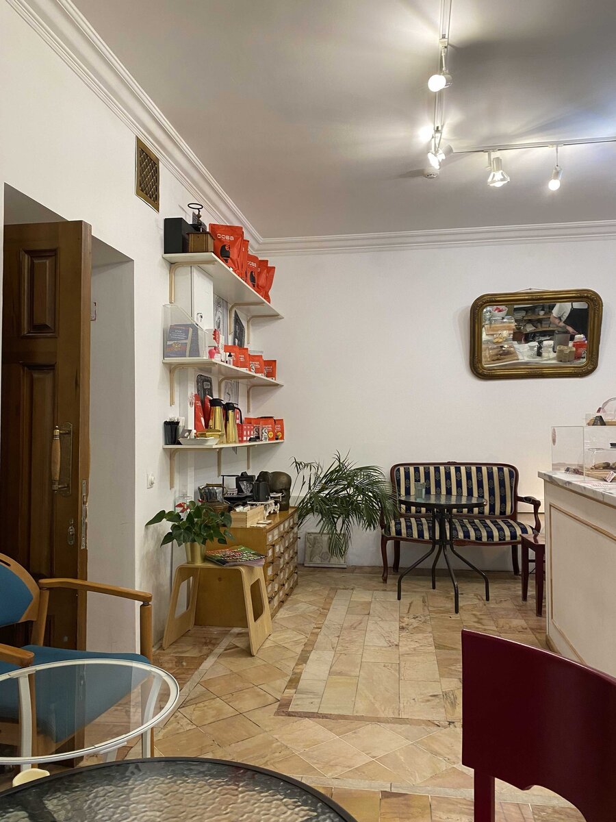 Вот такое тут небольшое помещение