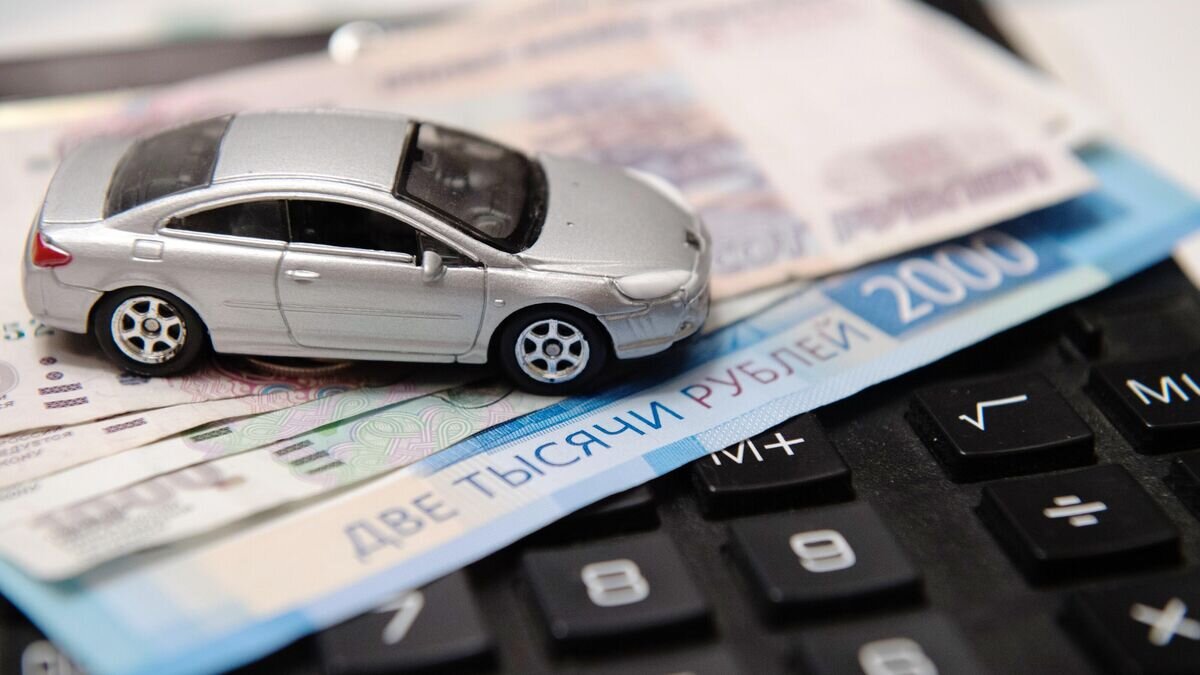    Рублевые купюры разного достоинства и вычислительная машинка © РИА Новости / Нина Зотина