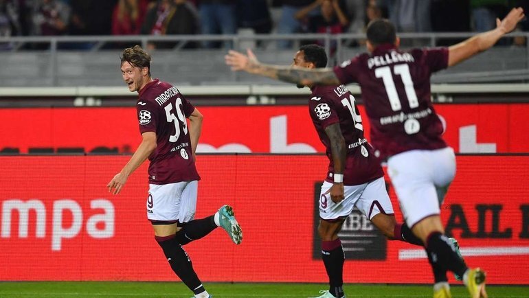    Алексей Миранчук (слева).