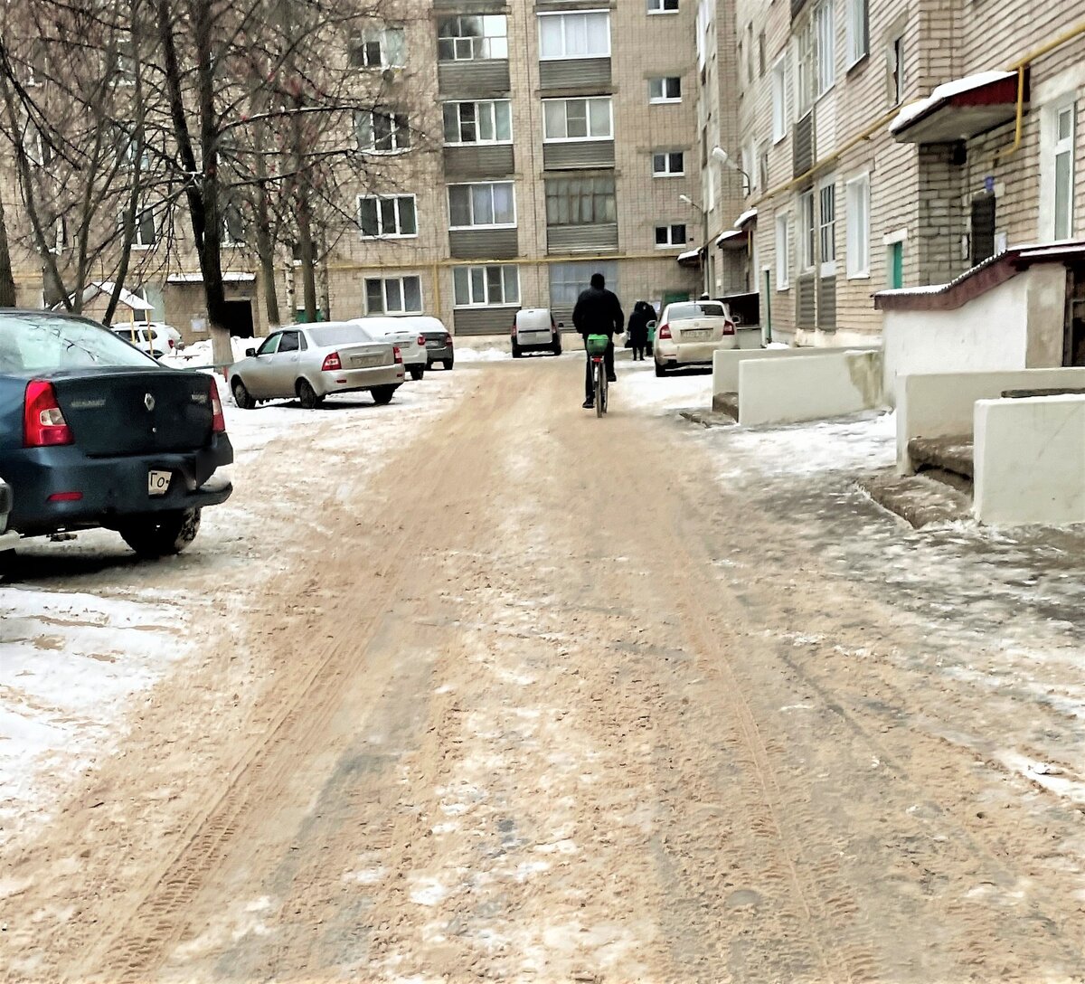 посыпан реагент снег становится "кашей"