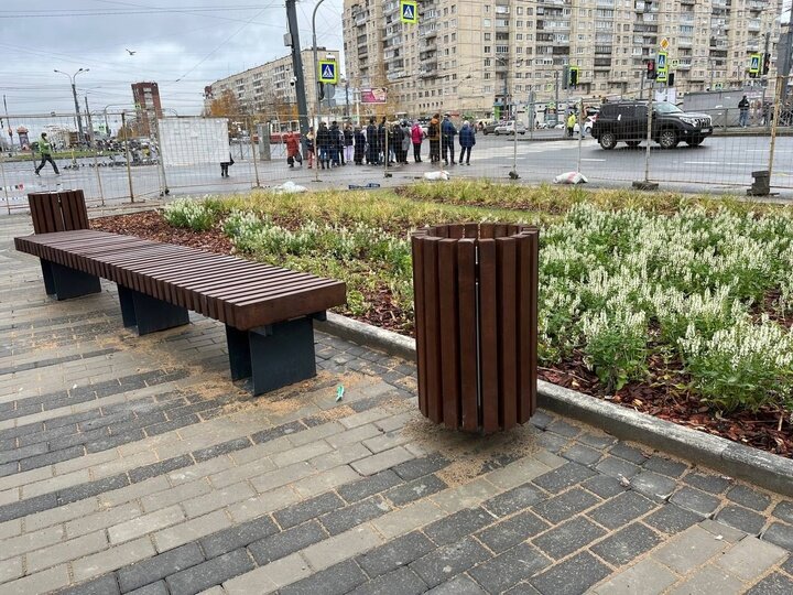     Все чин по чину, но на заднем плане видно до сих пор сетчатый забор. ФОТО: Администрация Выборгского района