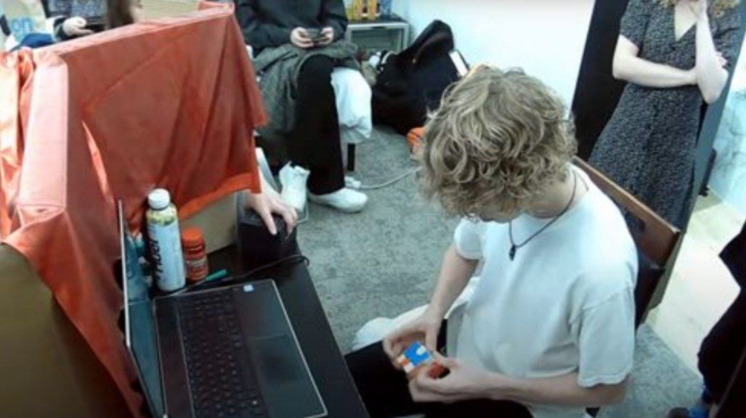 Его усидчивости (ладно, и новому достижению) можно позавидовать 😁