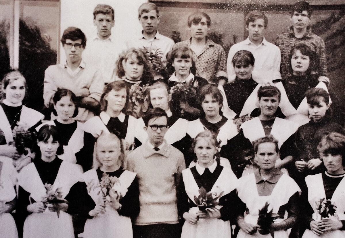 Кадников, 1966. Сборная двух классов, из тех, кто не успел разъехаться по деревням. Фотографию - я того момента и не помню - прислал А.А. Тихомиров: "У тебя память математическая, изволь вспомнить и напиши имена всех..." Его, среди девчонок, узнаю, себя, вверху слева, узнаю. Стою ниже ребят на одну ступеньку, хотя ростом был выше многих, но Тихомиров был - всех выше, поскольку - классный руководитель нашего "А". Правее меня: Валька Магазинов, Лива Разуваев, Валерка Вахтеров, Валерка Кунташев, Колка Черняев. Фотография попорчена временем, ретуши поддаётся плохо, но себя, поди-ка, многие узнают...