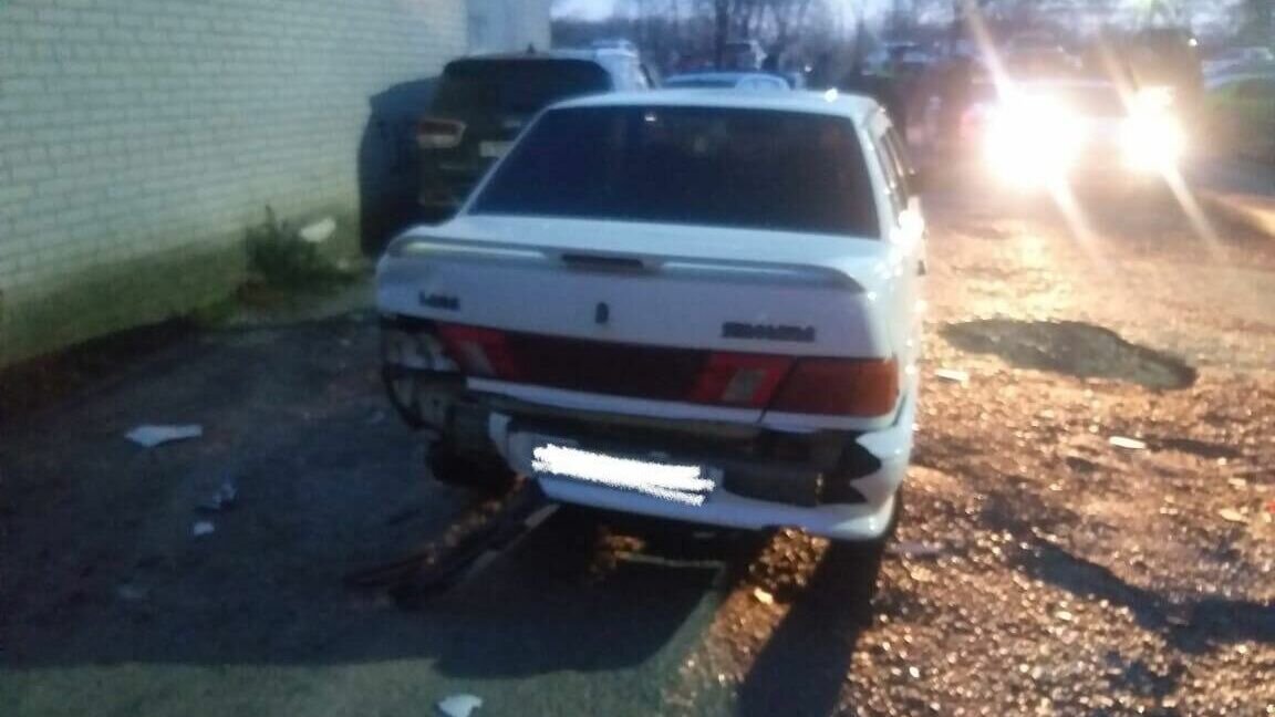     В Ростове-на-Дону водитель иномарки врезался сразу в 14 припаркованных автомобилей, сообщили в УГИБДД по региону.
