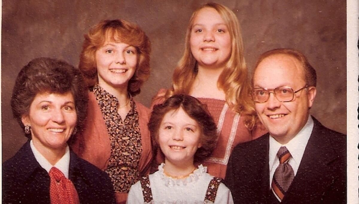 Реальная семья Броберг. Джен в верхнем ряду, крайняя слева.