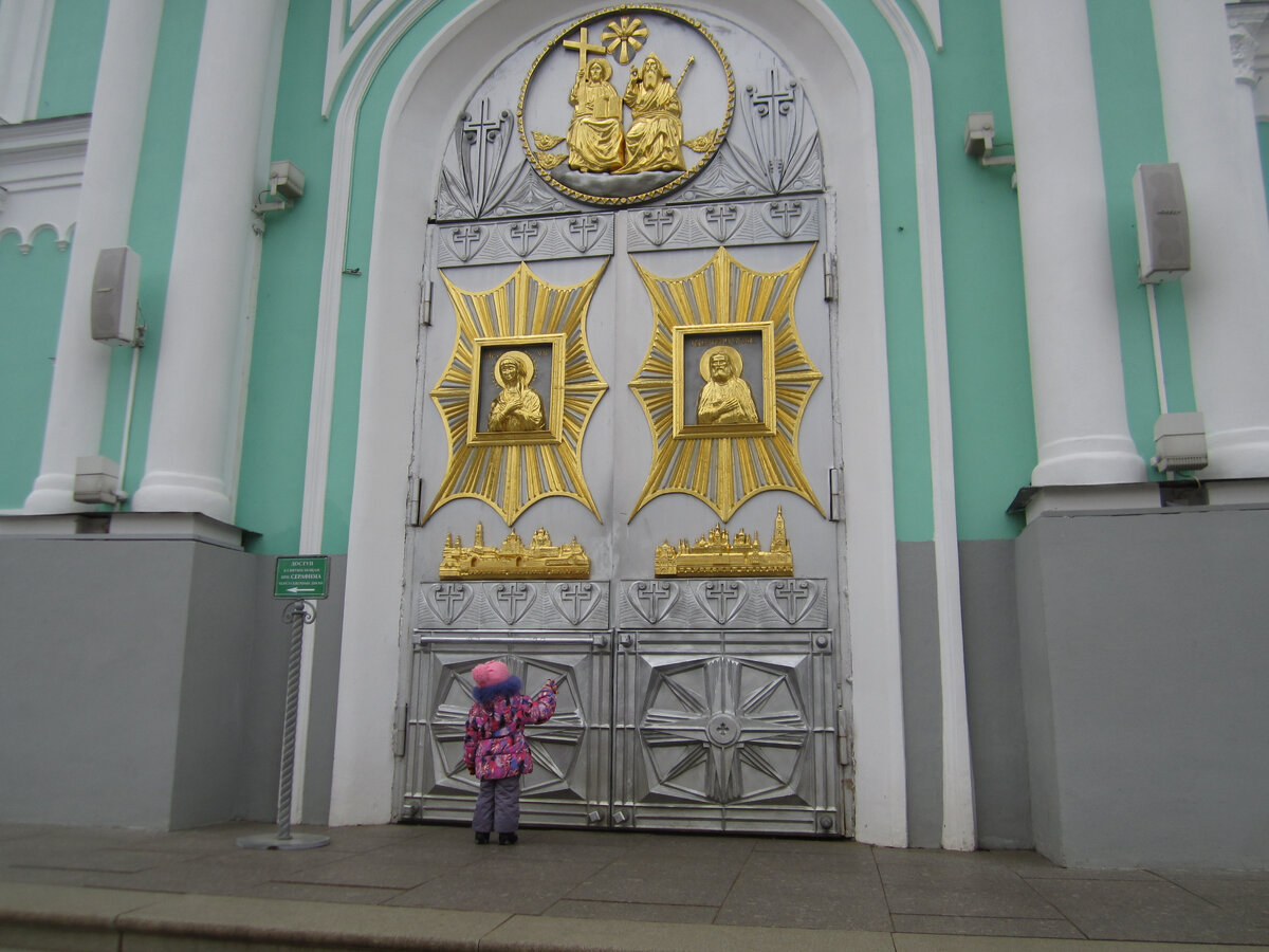 Опережая события: знакомство дочки со Свято-Троицким собором Серафимо-Дивеевского женского монастыря. Личное фото