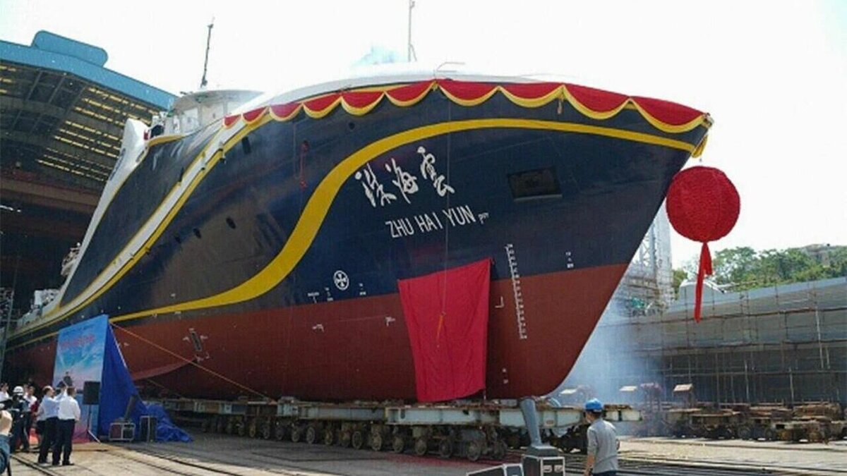     В КНР в течение полутора лет создали первое в мире беспилотное научно-исследовательское судно Zhu Hai Yun, которое может управляться дистанционно и автономно перемещаться в открытой воде.