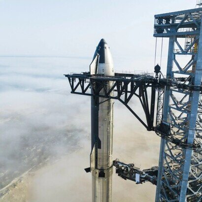    Так гигантская ракета выглядит днем и ночью. Фото: SpaceX / Twitter