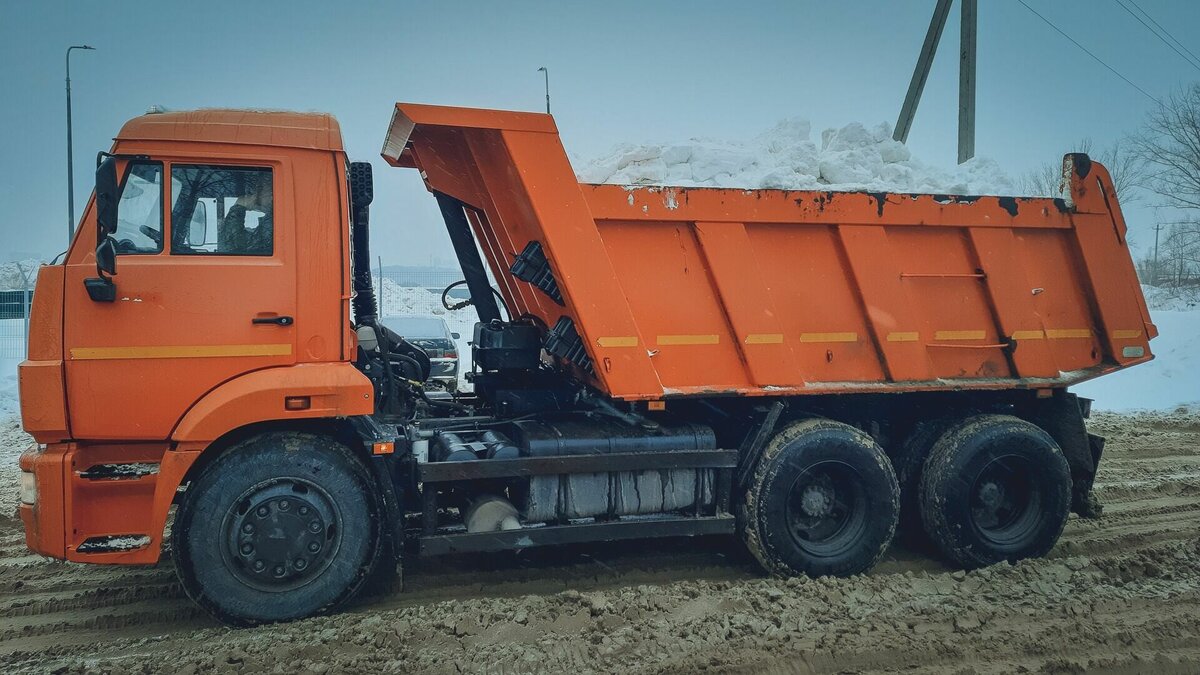     В ближайшую ночь на нескольких улицах Ижевска запланированы работы по вывозу снега