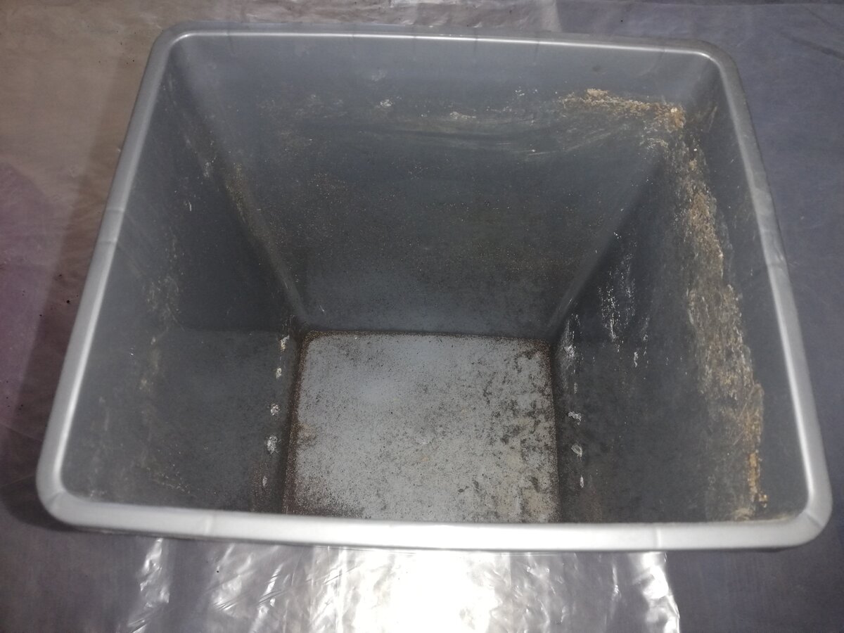 Ведро с проделанными вентиляционными отверстиями