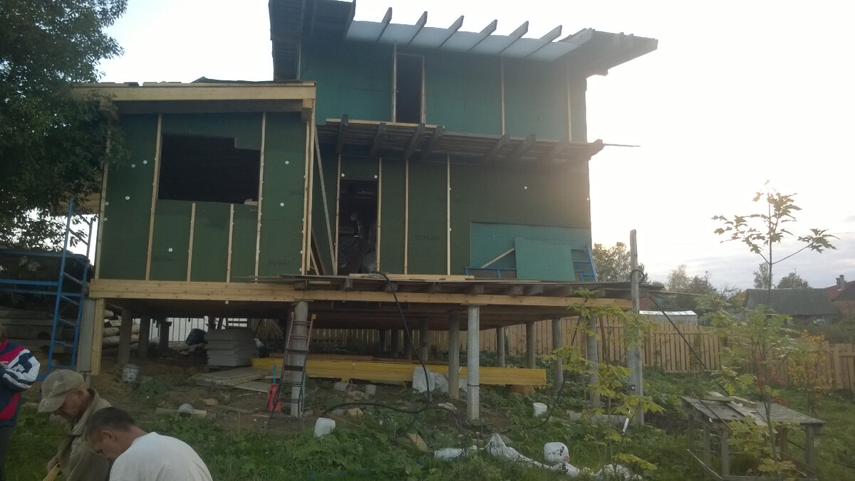 ВОт наш Дом на этапе строительсва. Снаружи и внутри плиты МДВП, На фасаде Изоплат. Я в те времена не смог найти Белтермо.  