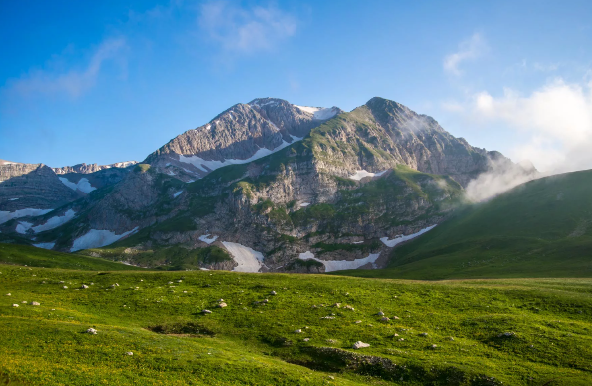 Плато в адыгее. Горное плато Лаго-Наки. Гора плато Лаго-Наки Адыгея. Горы плато Лагонаки. Адыгея гора плато лаки Наки.