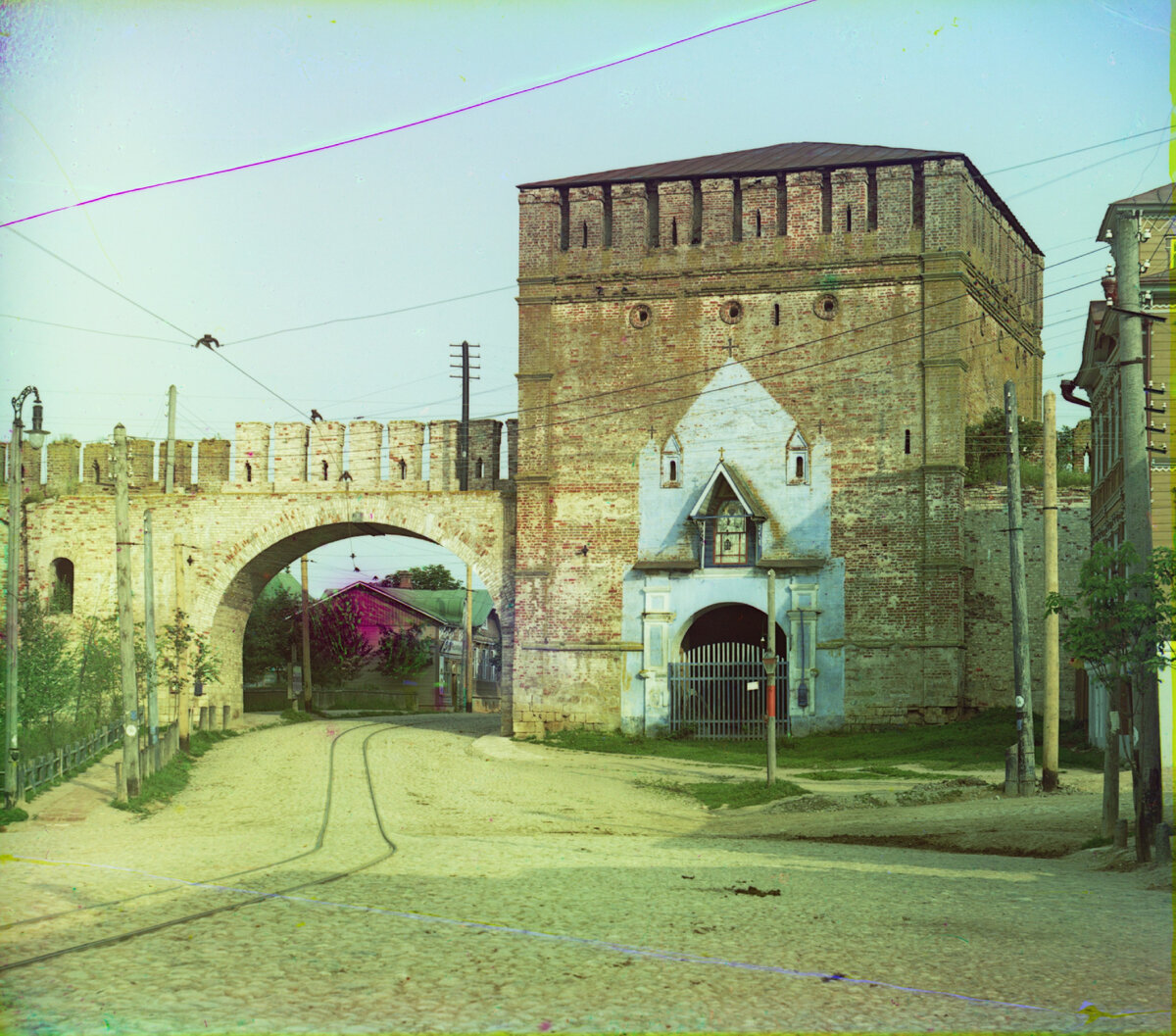 Никольские ворота со стороны города. Прокудин-Горский, 1907 год. Хорошо видны две бойницы среднего боя, обращенные в сторону города и очертания храма святого Николая