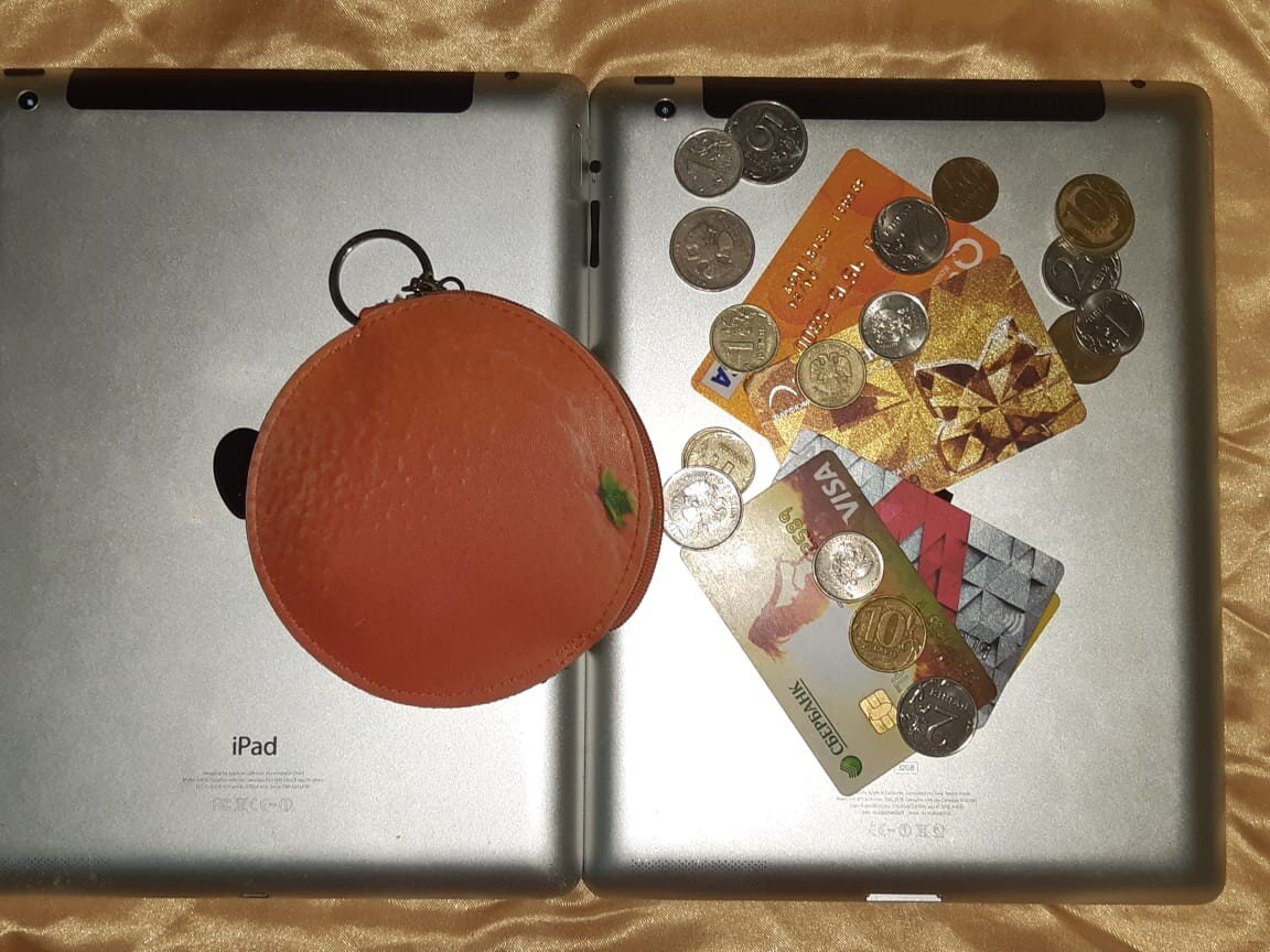 Если предстоит покупка дорогостоящей техники на гарантии, и кеш бек от  банка не значительный, лучше снять деньги в банкомате и заплатить наличными.