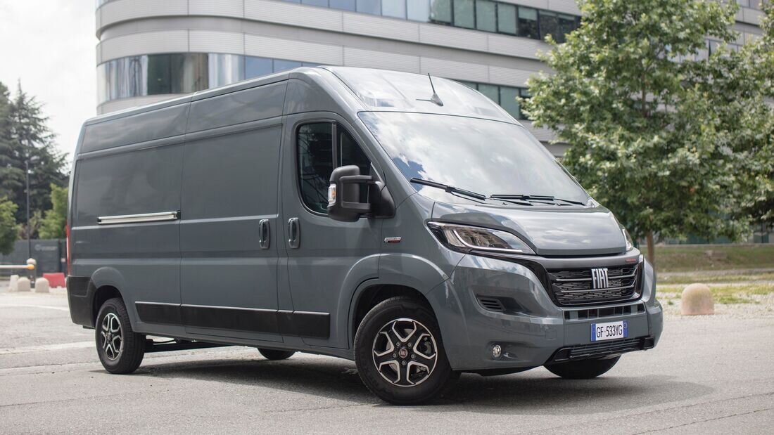 Новый Fiat Ducato: найдите два отличия! Подсказка: буквы стали крупнее, глазки ярче и появились две хромированные горизонтальные планки в решетке радиатора.