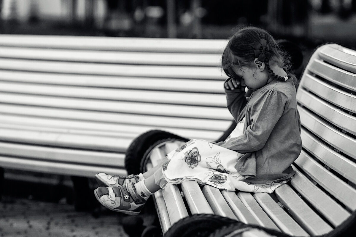 обиженный ребенок. обиженный ребенок. плачущая девочка. обида картинки прикольные. дети ждут.