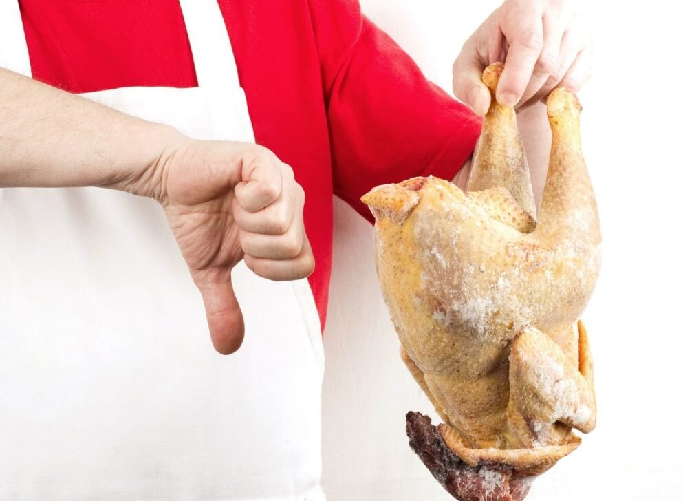 Испортившееся мясо курицы. Некачественные продукты.