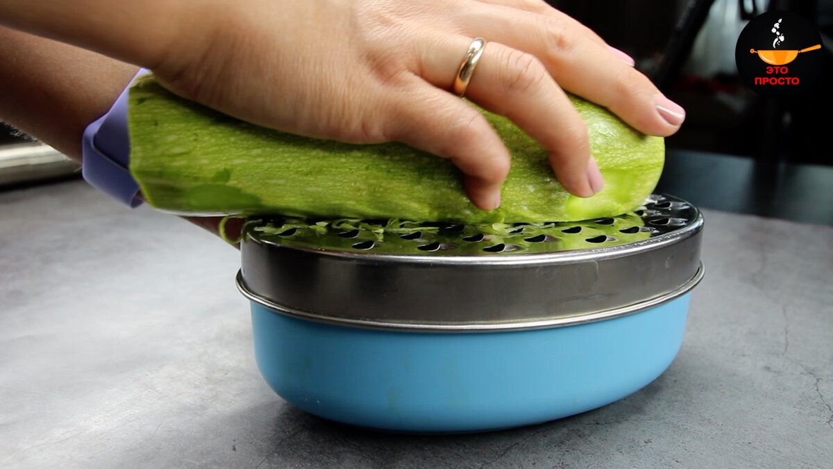 Фото можно листать влево