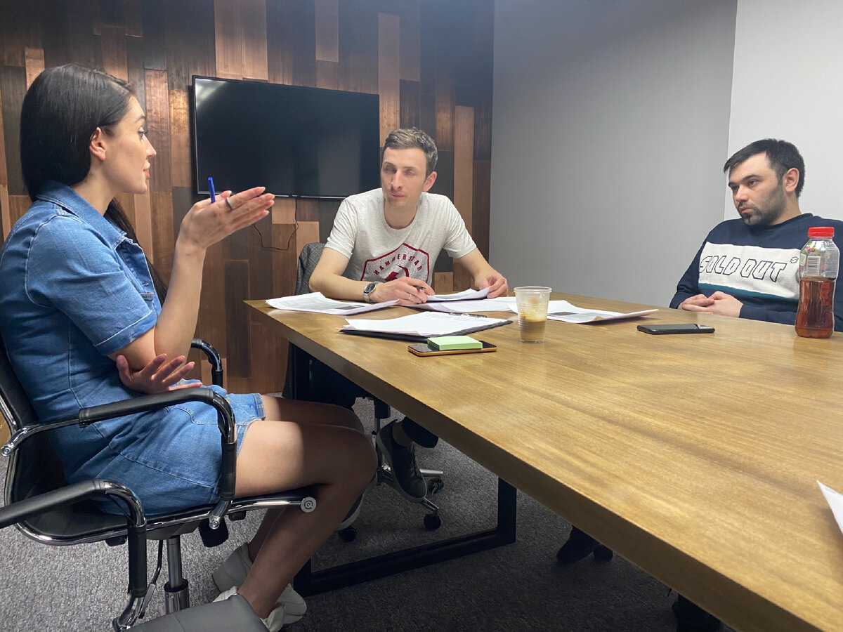 Стеновые панели из меди(на заднем плане). Офис.