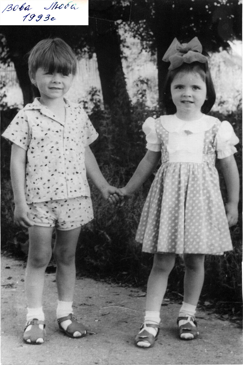 Фото из старого комода 
И вот снова фотографии наших бабушек и дедушек с которых лицезреют еще молодые портреты их сверстников и друзей. Мы, то поколение, которое является связующей нитью между детьми, внуками и родителями. Уникальность портретов того времени это торжественность момента самой фотосъемки.
Мало того, что фотоаппаратов было мало, но и трудоемкий химический процесс обработки. Фотографии ценили, ведь именно это была связь родителей с детьми влюбленных между собой и просто портреты на память друзьям.
Выброшенные фотографии забирают в небытие огромный исторический пласт, ведь это очень скоропортящийся продукт памяти если он попадает в неблагоприятные условия хранения. При воздействии влаги и солнечных лучей снимки разрушаются и приходят в негодность. И только благодаря заботе посторонних людей, удается спасти самое малое количество интересных фотодокументов.
Мне очень интересны комментарии моих читателей, а также повторюсь снова и снова не выбрасывайте старые снимки, а если вы их нашли, то отдайте или подарите их автору сей статьи.

С уважением к вам Василий Кузьмин, фото из архива автора.
