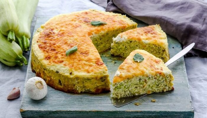 Маринованные, жареные кружочками, икра и оладьи – лишь малая часть того, что можно приготовить из кабачков. Эти овощи настолько универсальны и неприхотливы, что, дав волю фантазии, на вашем столе обязательно появится что-то новенькое и вкусное, блюдо, которым можно накормить и удивить всю семью.