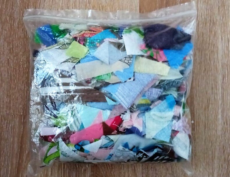 мешочек с мелкими обрезками ткани