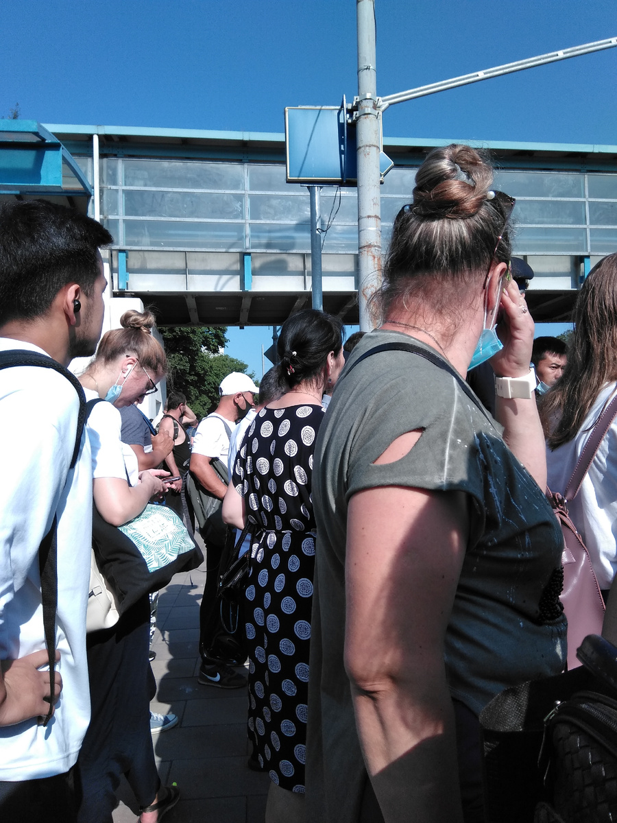 Народ собирается.